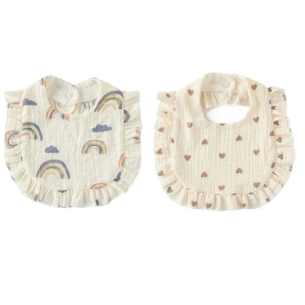 Deux bavoirs bébé en coton avec volants, motifs arc-en-ciel et cœurs, tissu doux et absorbant avec fermeture bouton pression pour nourrisson