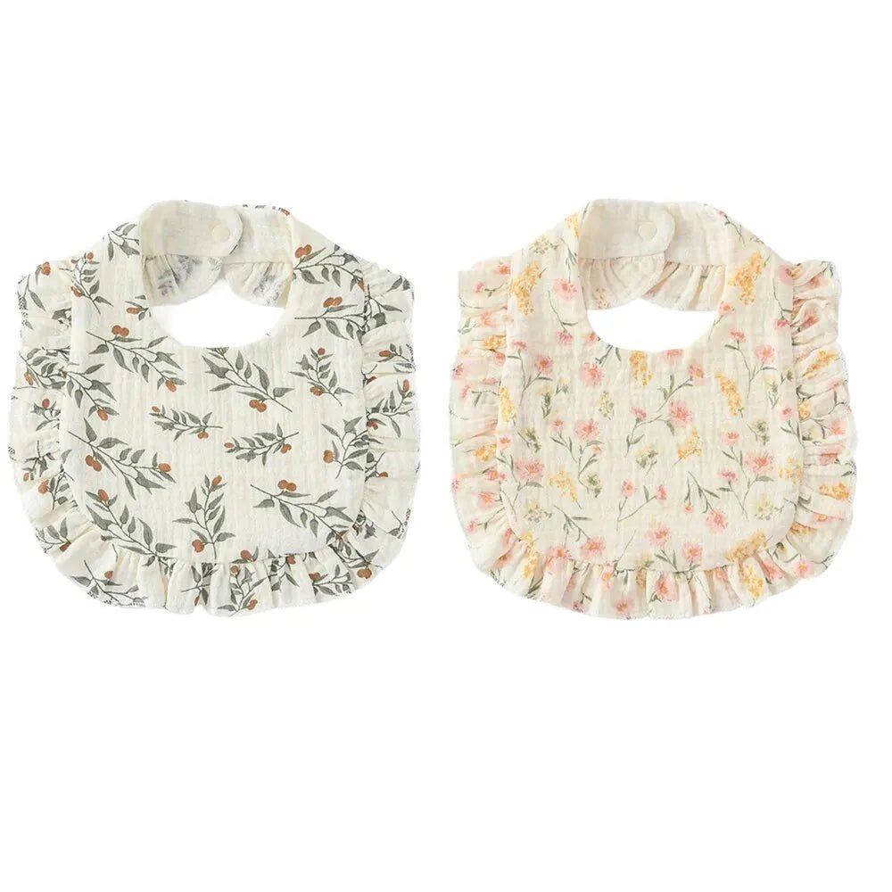 Deux bavoirs bébé en coton avec volants, motifs floraux délicats, tissu doux et absorbant avec fermeture bouton pression pour nourrisson