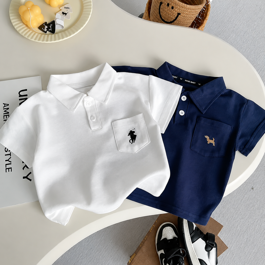 Ensemble polo bébé garçon composé de deux polos à manches courtes blanc et bleu marine avec short beige imprimé, tenue élégante et confortable pour l&