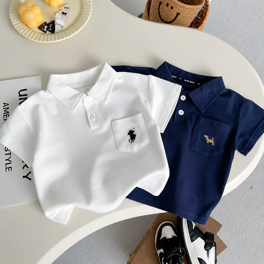 Ensemble polo bébé garçon composé de deux polos à manches courtes blanc et bleu marine avec short beige imprimé, tenue élégante et confortable pour l&