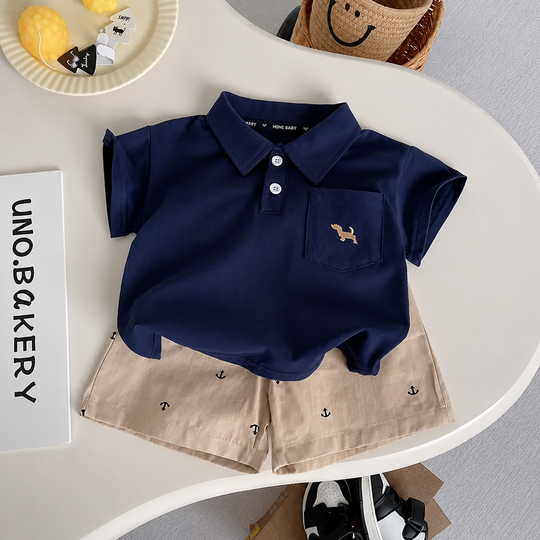 Ensemble polo bébé garçon bleu marine avec short beige motif marin, tenue élégante et confortable pour l’été, les vacances, les cérémonies et les sorties en famille. ☀️💙⚓