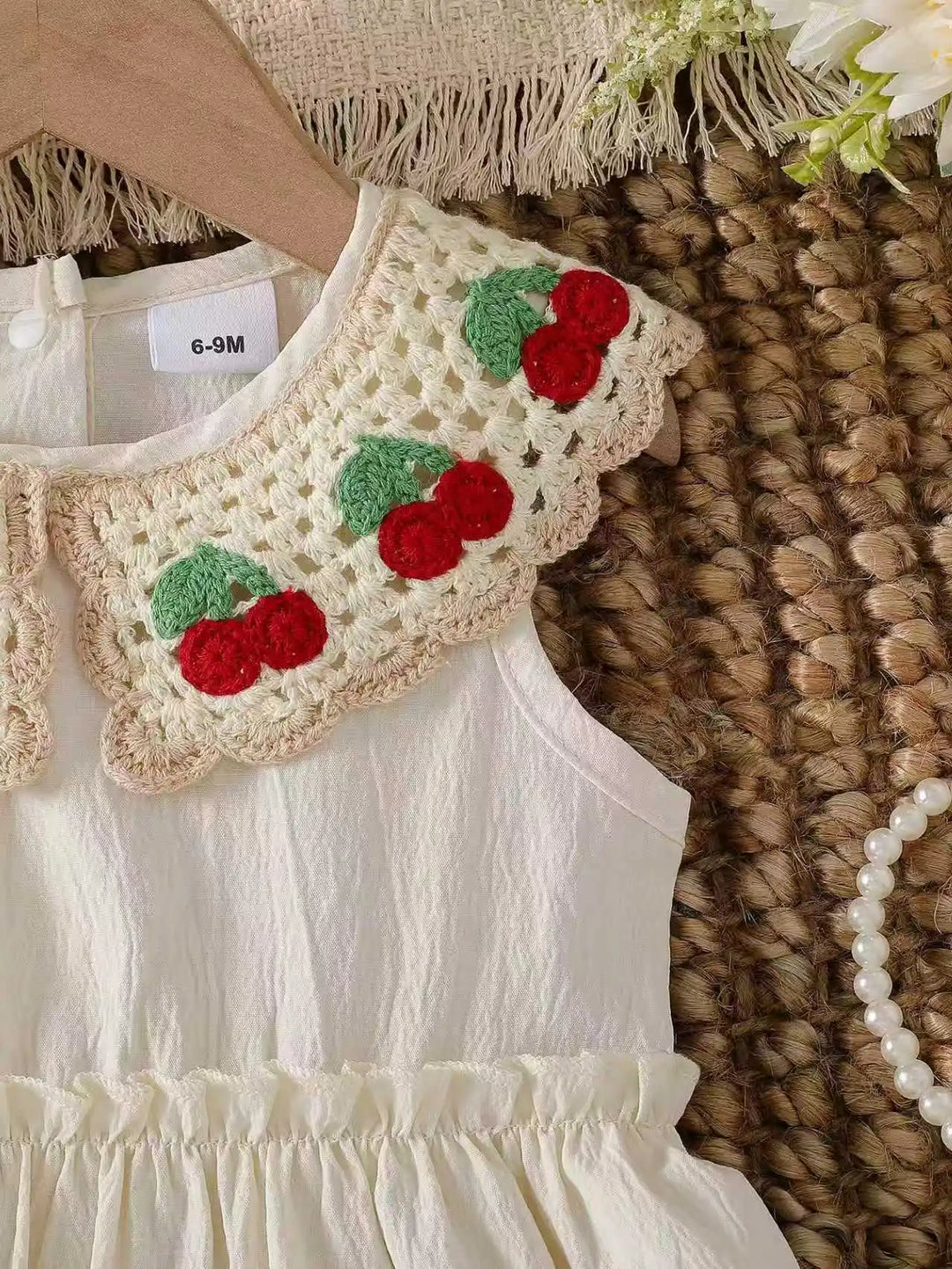 Manche de la  robe cerise bordee