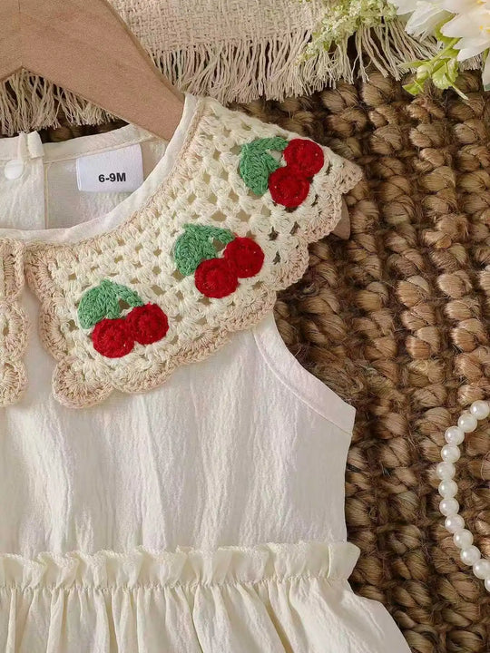 Manche de la  robe cerise bordee