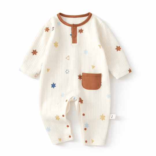 Barboteuse bébé en coton manches longues avec motif étoiles multicolores et poche marron, combinaison confortable pour nourrisson de 3 à 18 mois.