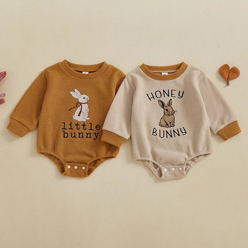 Barboteuses bébé manches longues avec motif lapin et inscription Little Bunny et Honey Bunny, modèles marron et beige pour enfant de 0 à 24 mois.