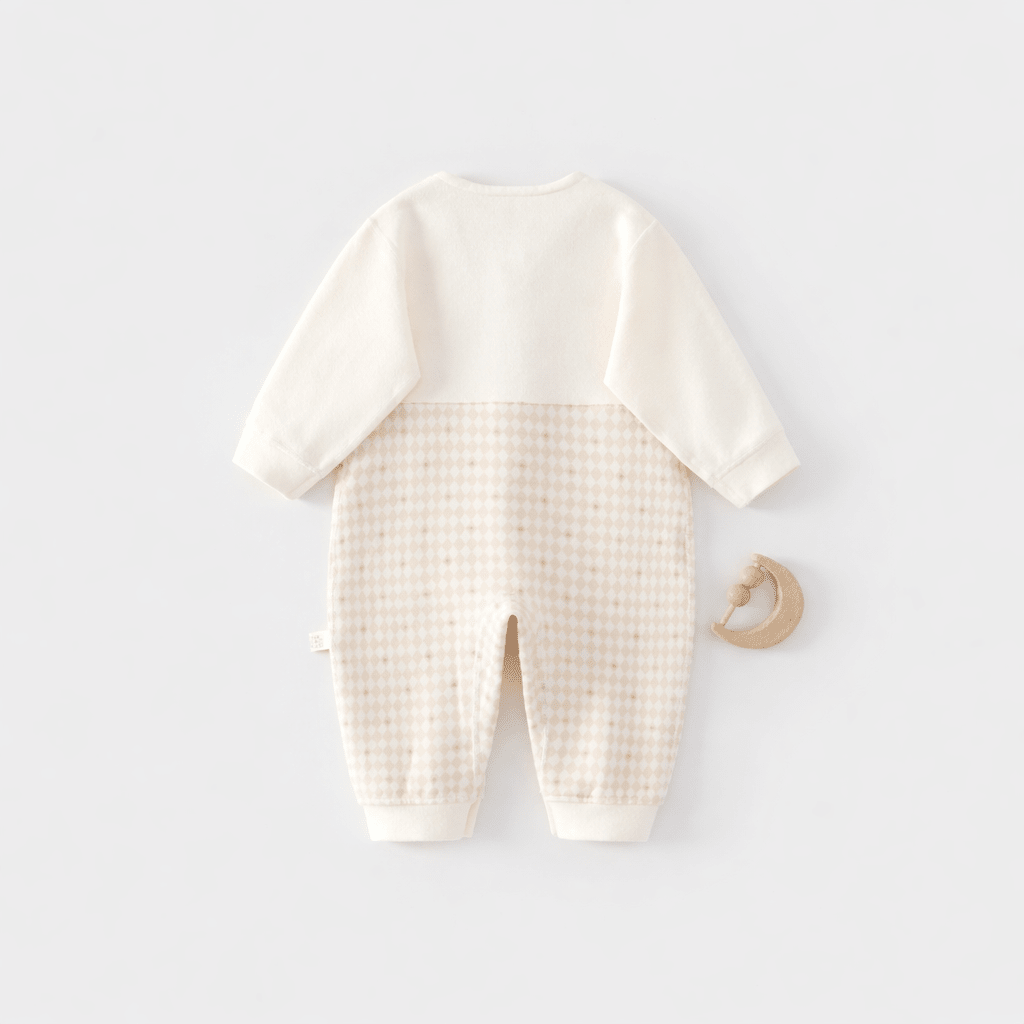 Vue arrière d’une barboteuse bébé beige en coton avec motif discret, combinaison confortable pour nourrisson, vêtement bébé doux et élégant.