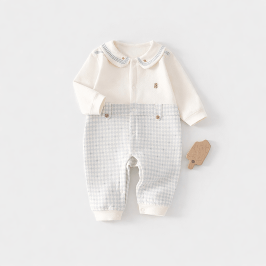 Barboteuse bébé en coton bleu clair avec col rond et boutons, combinaison confortable pour nourrisson, vêtement élégant pour bébé fille ou garçon.