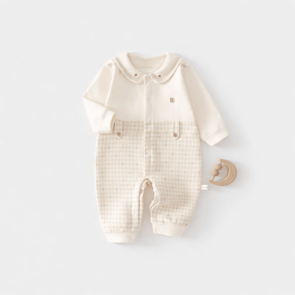 Barboteuse bébé en coton doux avec col rond et boutons, combinaison confortable pour nourrisson couleur beige et bleu, style élégant pour bébé fille ou garçon.
