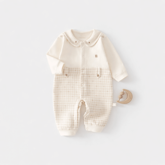 Barboteuse bébé en coton doux avec col rond et boutons, combinaison confortable pour nourrisson couleur beige et bleu, style élégant pour bébé fille ou garçon.
