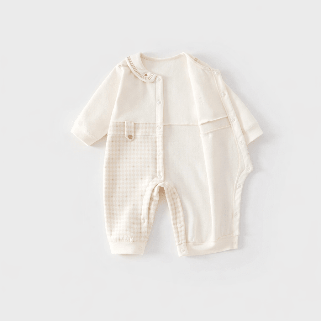 Barboteuse bébé beige en coton avec ouverture boutons pression, combinaison confortable pour nourrisson avec motif discret, vêtement bébé pratique et élégant.