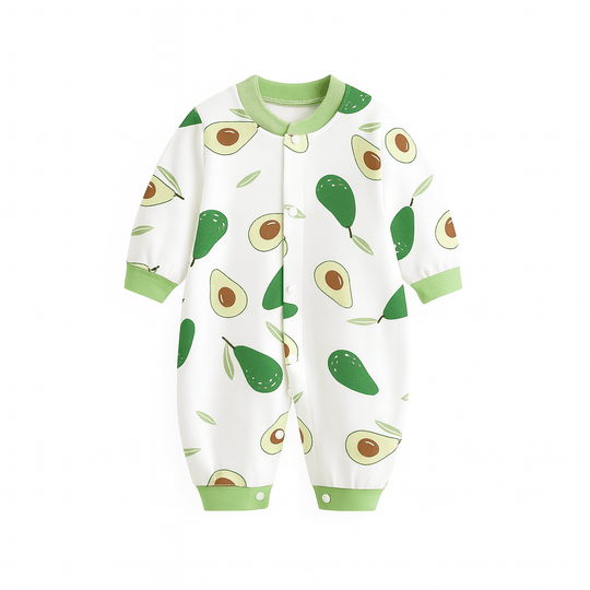 Combinaison bébé blanche avec imprimés avocats entiers et coupés, bordures vert clair au col, poignets et chevilles, style naturel et moderne.