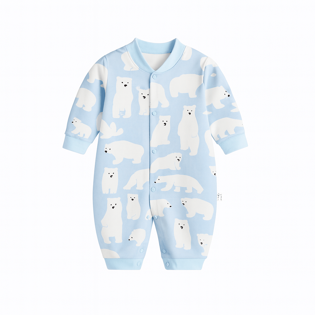 Combinaison bébé bleue décorée de motifs ours polaires blancs, ambiance hivernale douce, tissu chaud et confortable.