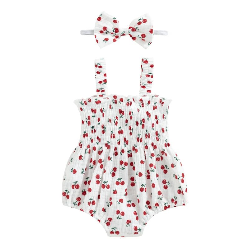 Barboteuse bébé fille blanche à bretelles avec imprimé cerises rouges et bandeau assorti, tenue d’été légère et confortable pour bébé de 0 à 18 mois.