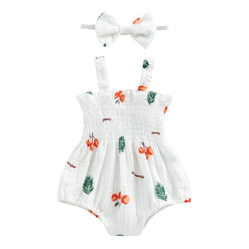 Barboteuse bébé fille blanche à bretelles avec imprimé fruits et feuilles, accompagnée d’un bandeau assorti, tenue été confortable pour bébé de 0 à 18 mois.
