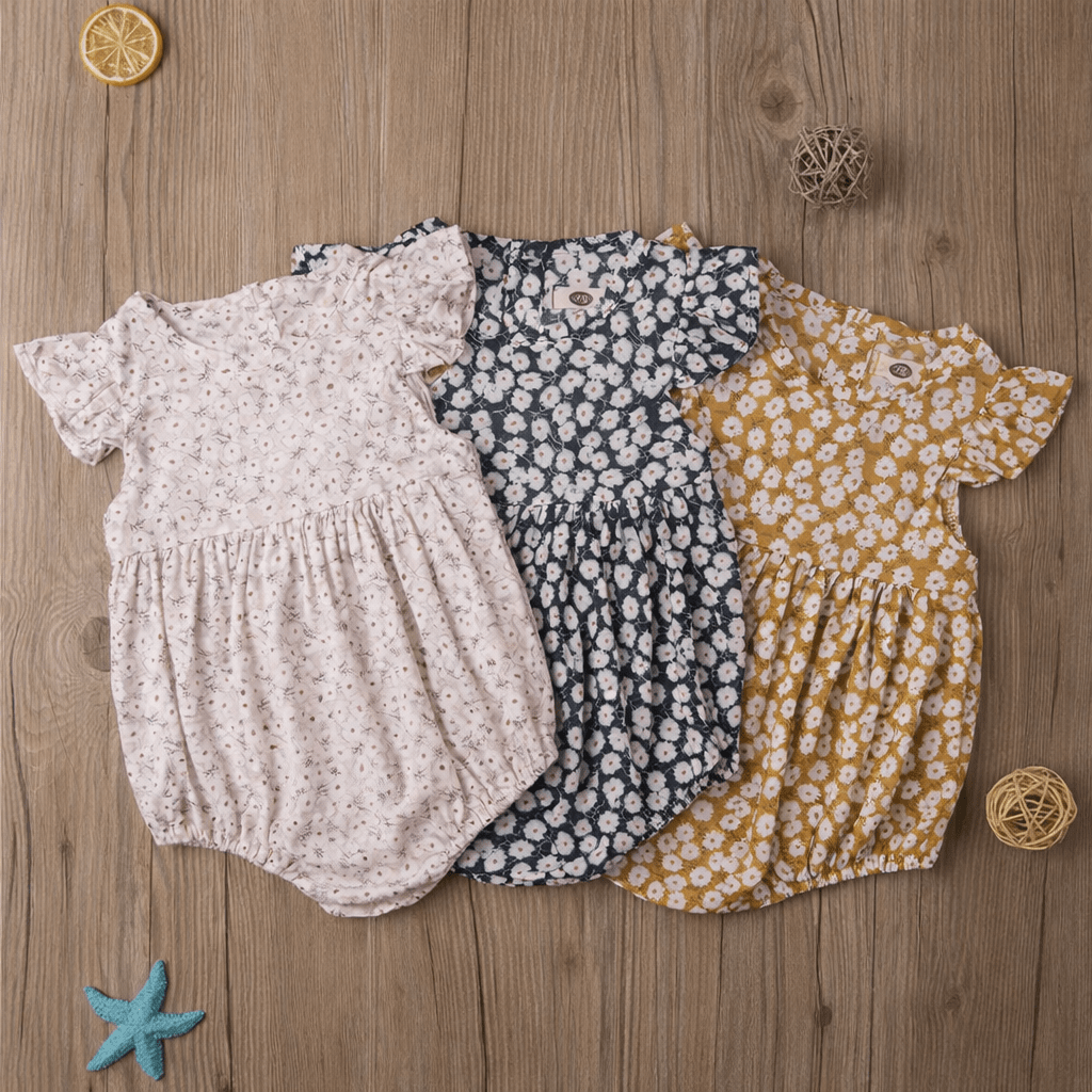 Barboteuses bébé fille motif floral en coton avec manches à volants, combinaisons élégantes pour nourrisson disponibles en plusieurs couleurs.