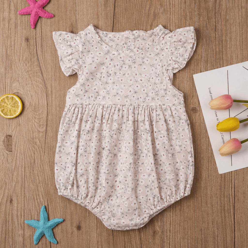Barboteuse bébé fille fleurie beige en coton avec manches à volants et boutons, vêtement été élégant pour nourrisson de 0 à 24 mois.