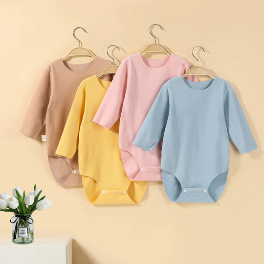 Lot de 4 bodies bébé manches longues en coton doux, couleurs pastel bleu, rose, jaune et marron, avec fermeture pression pour le change.