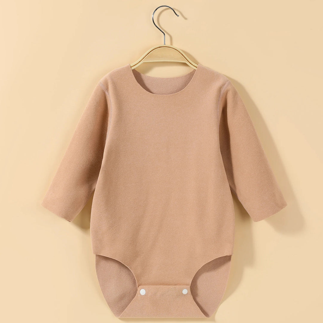Body bébé marron manches longues en coton doux avec fermeture à boutons pression à l’entrejambe, adapté aux enfants de 0 à 12 mois.