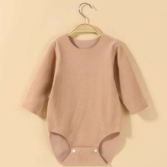 Body bébé marron manches longues en coton doux avec fermeture à boutons pression à l’entrejambe, adapté aux enfants de 0 à 12 mois.