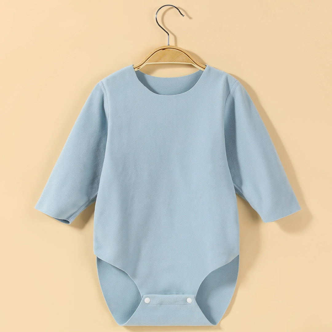 Body bébé bleu manches longues en coton doux avec fermeture à boutons pression à l’entrejambe, idéal pour enfant de 0 à 12 mois