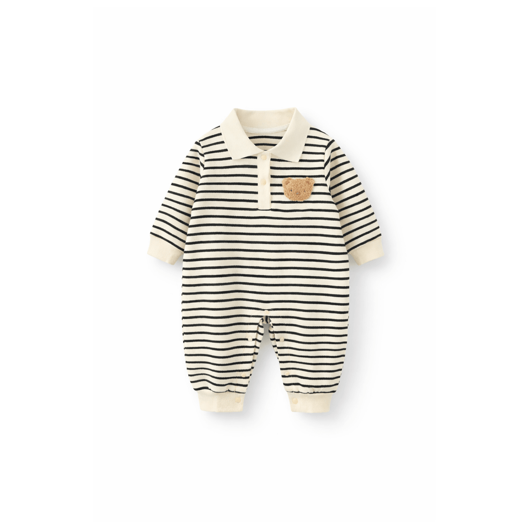 Barboteuse bébé rayée noir et beige en coton à manches longues avec col polo, patch ourson sur la poitrine et boutons pression pour le change, combinaison confortable pour enfant de 3 mois à 3 ans sur fond blanc.