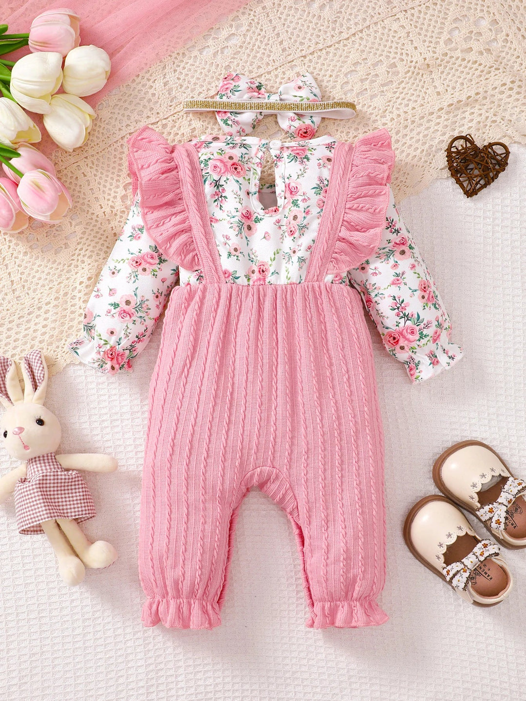 Barboteuse rose pour bebe avec haut imprime fleurs, bretelles a volants et bandeau assorti, tenue elegante et confortable KaliNatur.