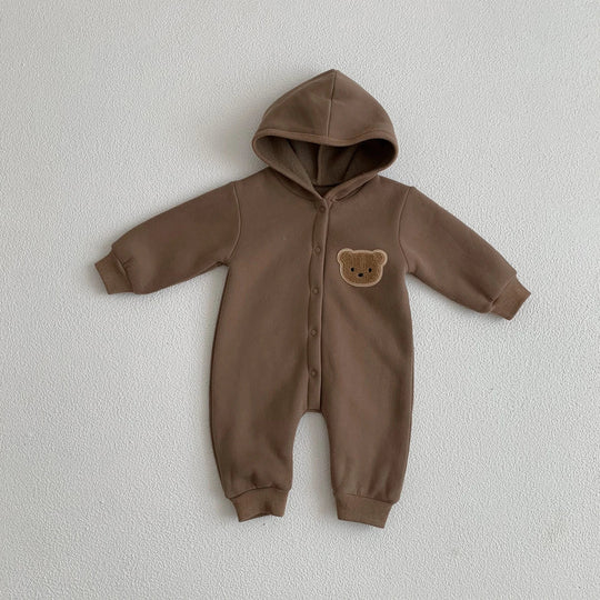 Combinaison bébé marron avec capuche et patch ourson, tenue chaude et confortable pour nouveau-né.