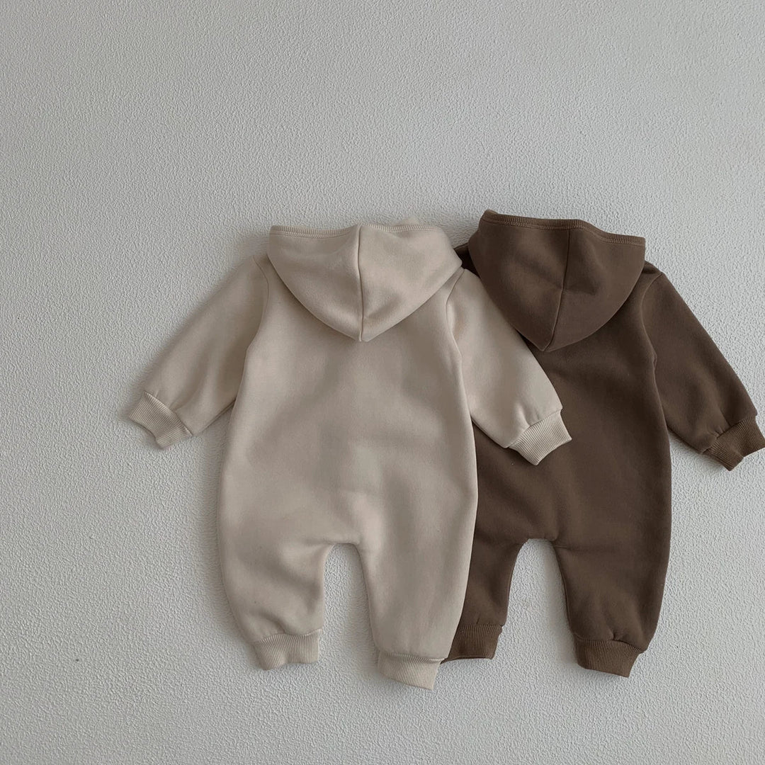 Dos des combinaisons bébé beige et marron avec capuche, tissu chaud et doux.