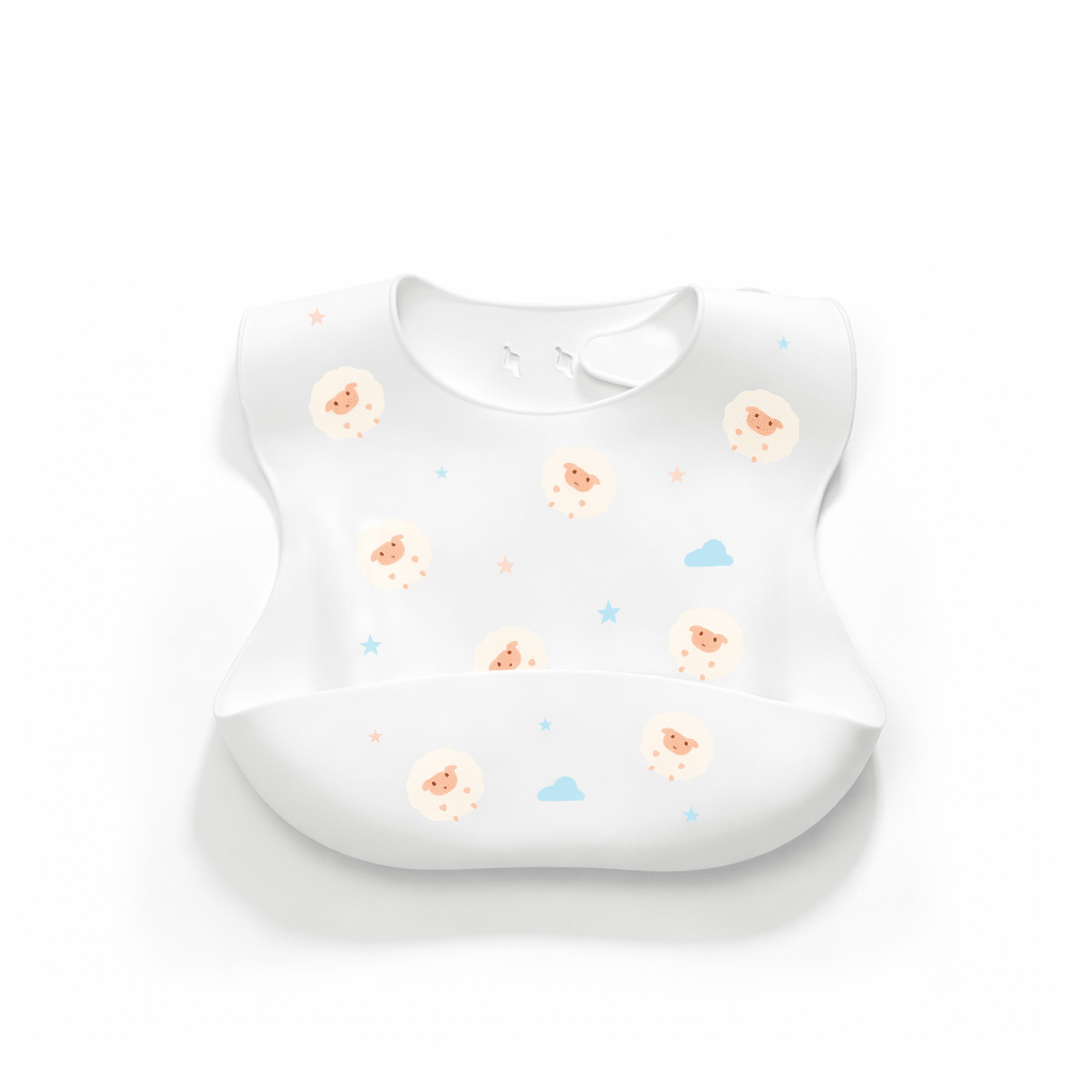 Bavoir bébé en silicone blanc avec poche récupératrice, décoré de petits moutons, nuages et étoiles colorées, sur fond blanc
