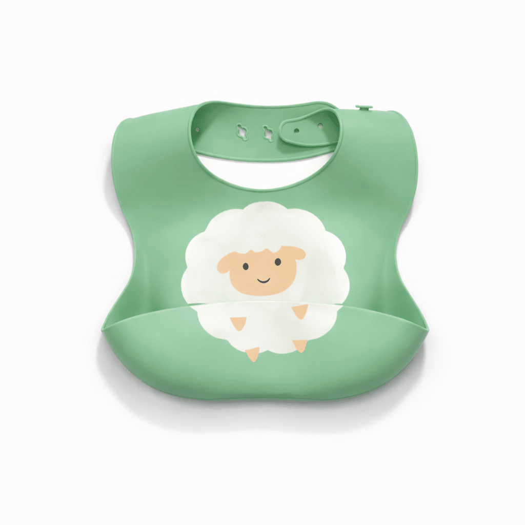 Bavoir bébé en silicone vert avec poche récupératrice, décoré d’un mouton blanc au centre, sur fond blanc
