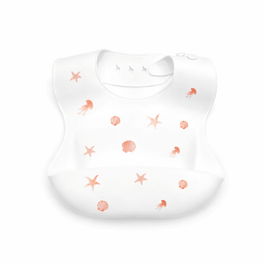 Bavoir bébé en silicone blanc avec poche récupératrice, décoré de motifs marins orange (étoiles de mer, coquillages et méduses), sur fond blanc