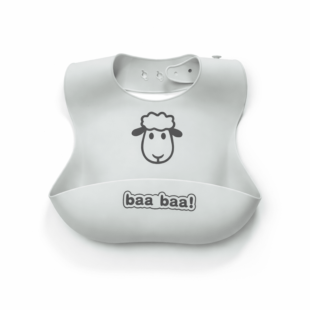 Bavoir bébé en silicone gris avec poche récupératrice, décoré d’un visage de mouton et du texte “baa baa”, sur fond blanc