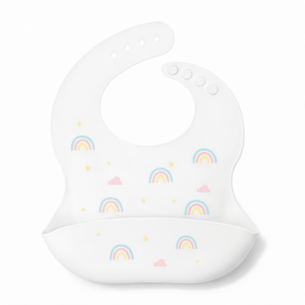 Bavoir bébé en silicone blanc avec poche récupératrice, décoré d’arcs-en-ciel pastel, nuages et petites étoiles, sur fond blanc