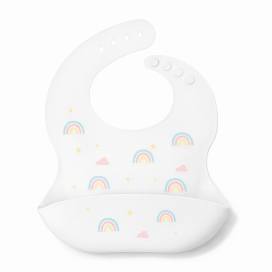 Bavoir bébé en silicone blanc avec poche récupératrice, décoré d’arcs-en-ciel pastel, nuages et petites étoiles, sur fond blanc