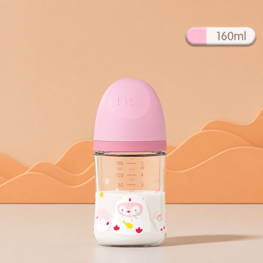 Biberon en verre pour bébé de 160 ml avec capuchon rose pastel, décoré d’un adorable ourson rose. Biberon anti-colique transparent avec graduations, présenté sur un fond beige dans une mise en scène professionnelle et élégante