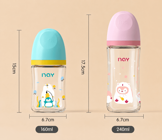 Comparatif des biberons en verre Kalinatur™ de 160 ml et 240 ml avec dimensions détaillées. Le modèle 160 ml mesure 15 cm de hauteur et le modèle 240 ml mesure 17,5 cm, tous deux avec une largeur de 6,7 cm. Présentation claire sur fond beige