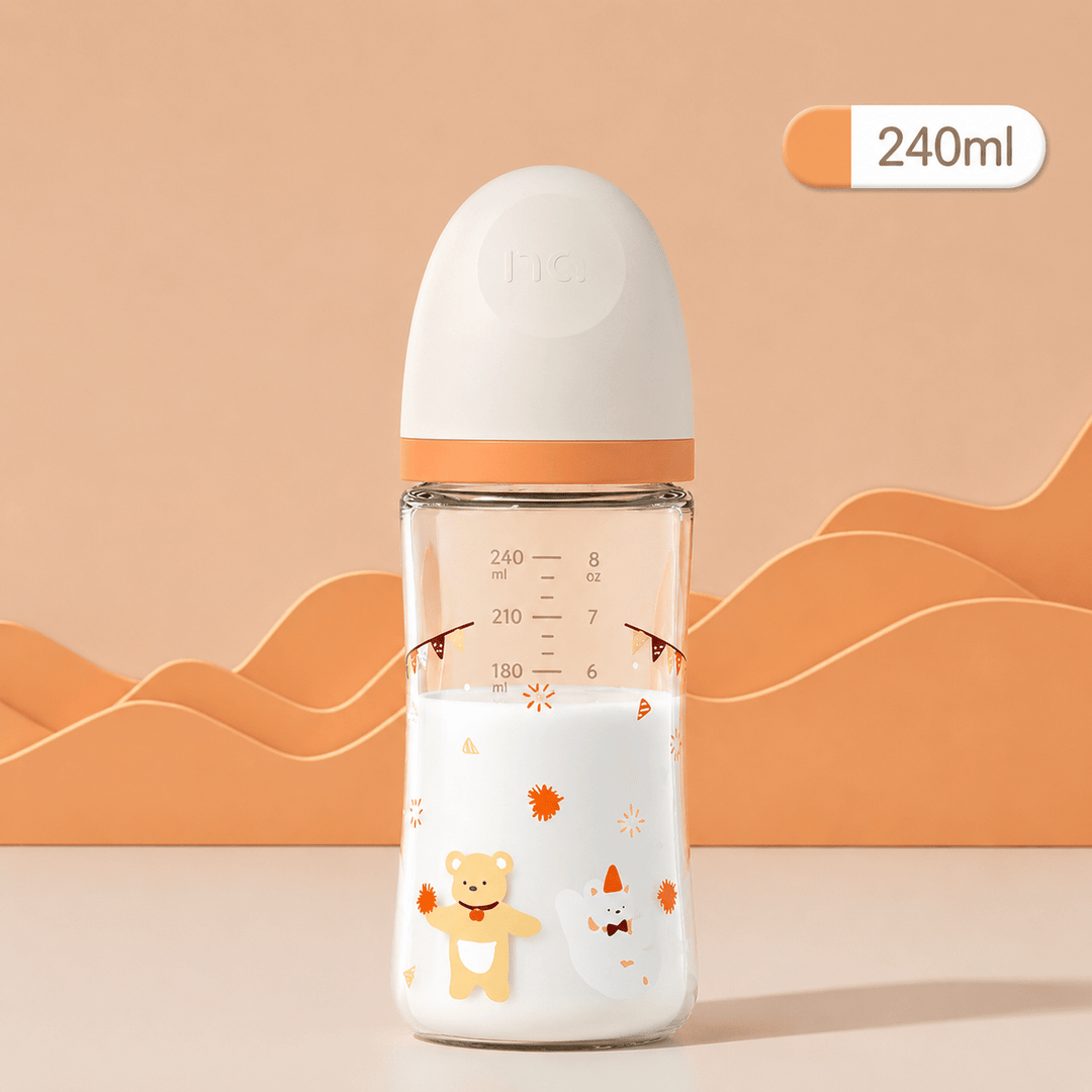Biberon en verre pour bébé de 240 ml avec capuchon blanc et détails orange, décoré d’un ourson beige et d’un petit lapin. Biberon anti-colique transparent avec graduations, présenté sur un fond beige dans une mise en scène professionnelle, élégante et moderne
