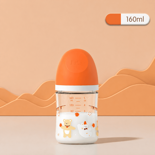 Biberon en verre pour bébé de 160 ml avec capuchon orange pastel, décoré d’un ourson beige et d’un petit lapin. Biberon anti-colique transparent avec graduations, présenté sur un fond beige dans une mise en scène professionnelle, douce et moderne