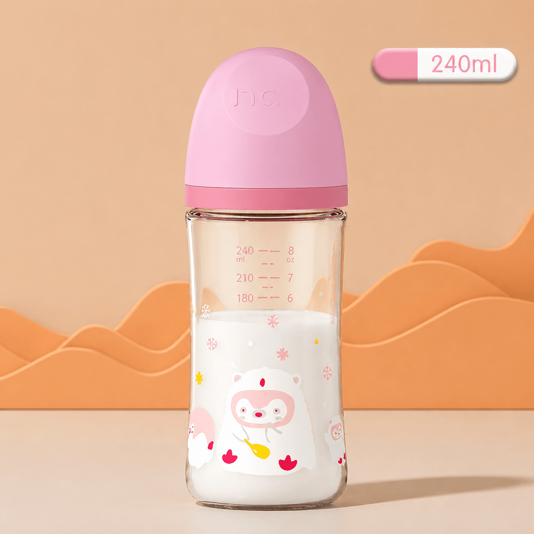 Biberon en verre pour bébé de 240 ml avec capuchon rose pastel, décoré d’un adorable ourson rose. Biberon anti-colique transparent avec graduations, présenté sur un fond beige dans une mise en scène professionnelle et élégante