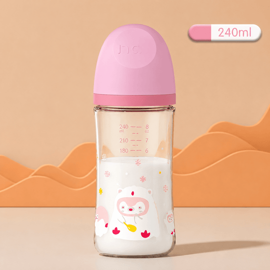 Biberon en verre pour bébé de 240 ml avec capuchon rose pastel, décoré d’un adorable ourson rose. Biberon anti-colique transparent avec graduations, présenté sur un fond beige dans une mise en scène professionnelle et élégante