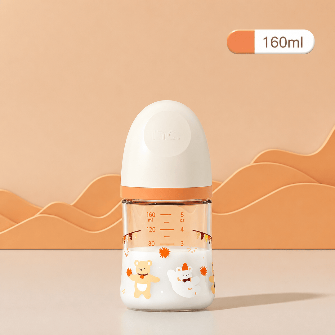 Biberon en verre pour bébé de 160 ml avec capuchon blanc et détails orange, décoré d’un ourson beige et d’un petit lapin. Biberon anti-colique transparent avec graduations, présenté sur un fond beige dans une mise en scène professionnelle, douce et moderne