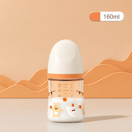Biberon en verre pour bébé de 160 ml avec capuchon blanc et détails orange, décoré d’un ourson beige et d’un petit lapin. Biberon anti-colique transparent avec graduations, présenté sur un fond beige dans une mise en scène professionnelle, douce et moderne