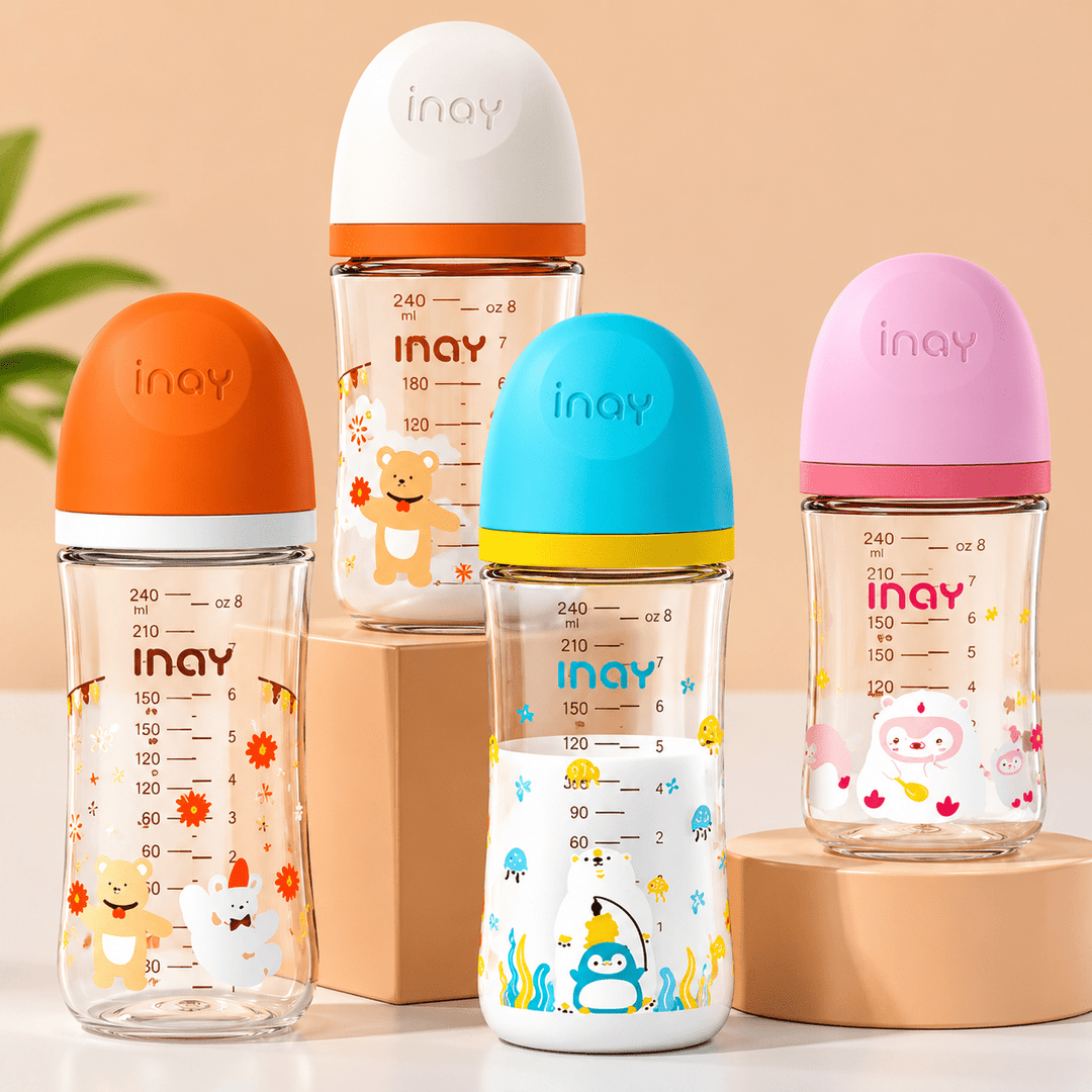Lot de 4 biberons en verre pour bébé avec capuchons colorés orange, bleu, rose et blanc, décorés de motifs animaux. Biberons anti-colique résistants à la chaleur, présentés sur un fond beige dans un studio photo professionnel.