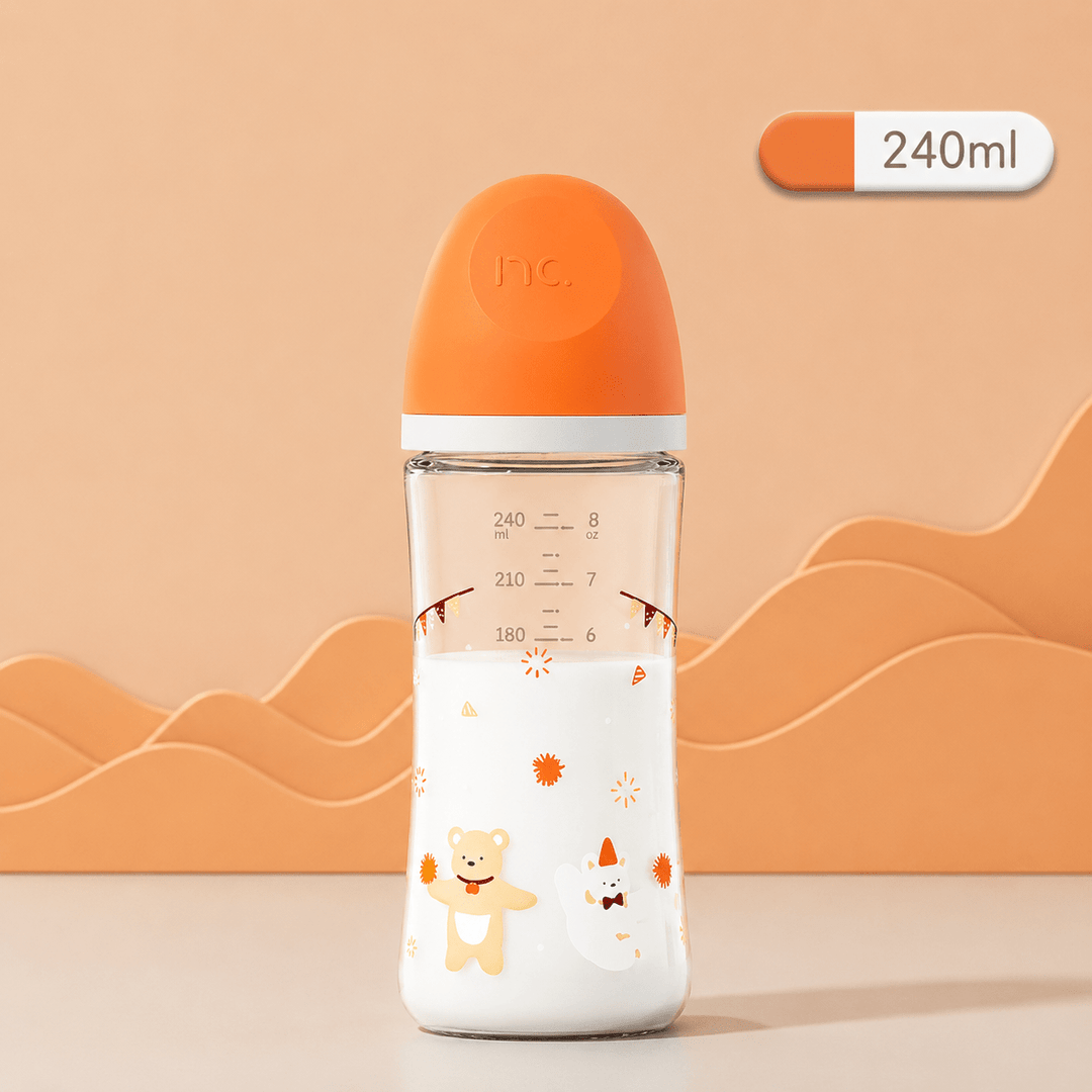 Biberon en verre pour bébé de 240 ml avec capuchon orange pastel, décoré d’un ourson beige et d’un petit lapin. Biberon anti-colique transparent avec graduations, présenté sur un fond beige dans une mise en scène professionnelle, douce et moderne