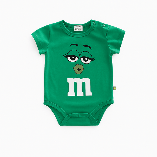 Body bébé vert inspiré du M&M’s vert avec visage féminin et bouche en forme de cœur, tenue amusante pour enfant.