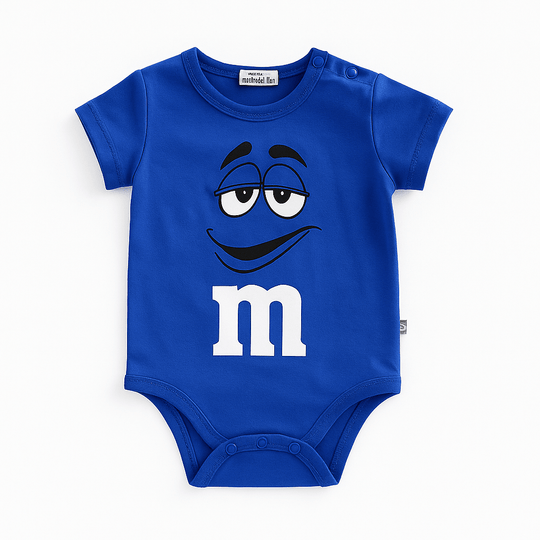 Body bébé bleu inspiré du M&M’s bleu avec expression détendue et humour, tenue originale pour bébé.