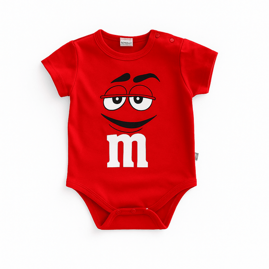 Body bébé rouge inspiré du personnage M&M’s avec visage drôle et imprimé blanc, vêtement coloré pour enfant.