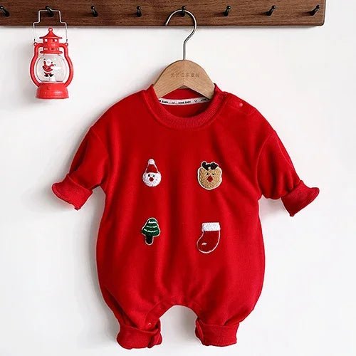 Combinaison bébé Kalinatur rouge en coton doux avec motifs festifs de Noël : Père Noël, renne, sapin et chaussette décorative.