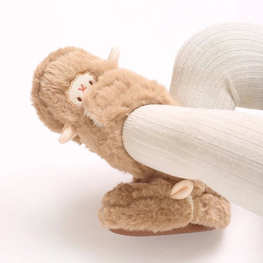 Chaussons bébé en forme de petit mouton, fourrure douce façon peluche, détails brodés et semelle souple. Confort absolu pour l’hiver.
