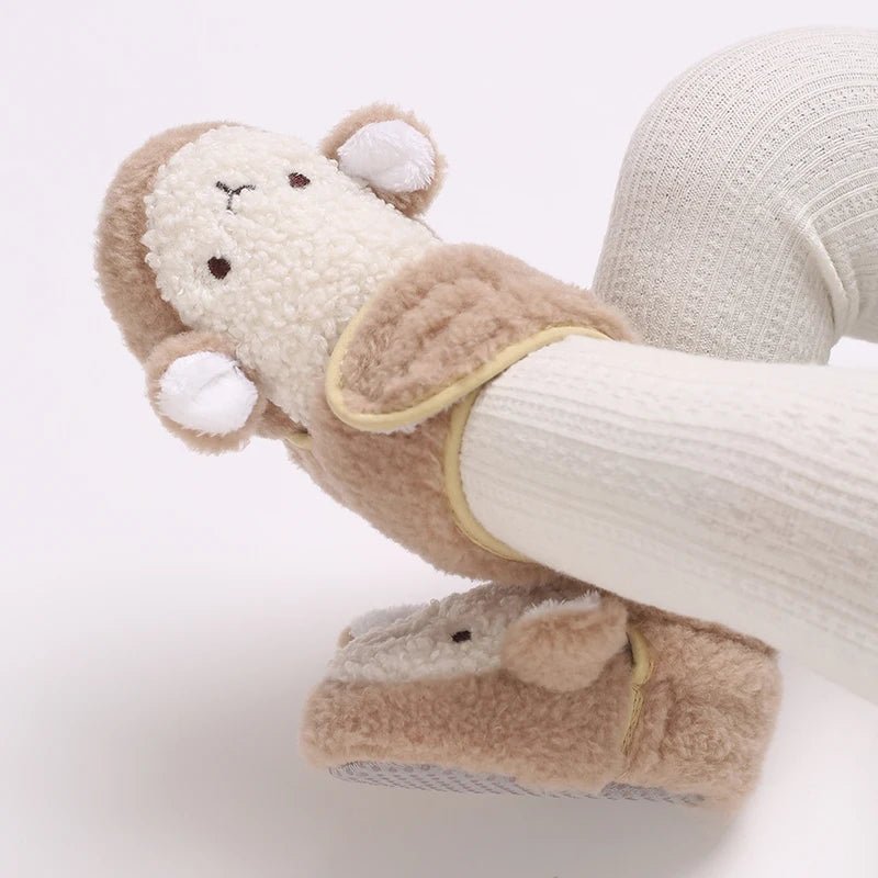 Chaussons bébé mouton beige irrésistibles, avec oreilles 3D, velcro ajustable et semelle souple. Douceur garantie.